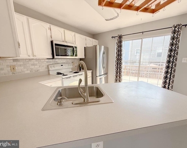 9424 Sea Breeze Court - Photo Thumbnail 10