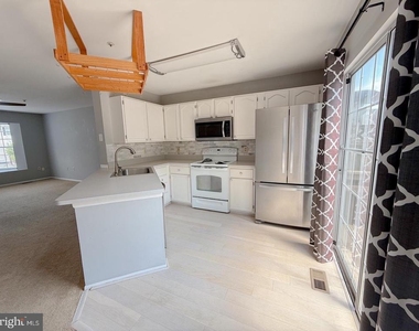 9424 Sea Breeze Court - Photo Thumbnail 7