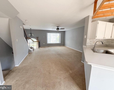 9424 Sea Breeze Court - Photo Thumbnail 8