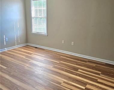 108 Laura Lane - Photo Thumbnail 12