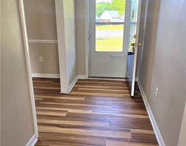 108 Laura Lane - Photo Thumbnail 3