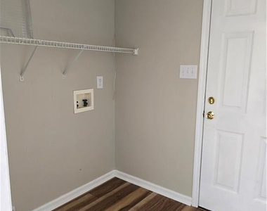 108 Laura Lane - Photo Thumbnail 8