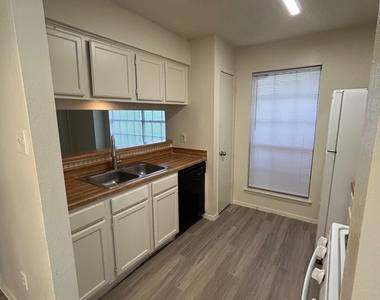 521 Greenlawn Blvd - Photo Thumbnail 4