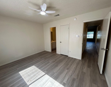 521 Greenlawn Blvd - Photo Thumbnail 8