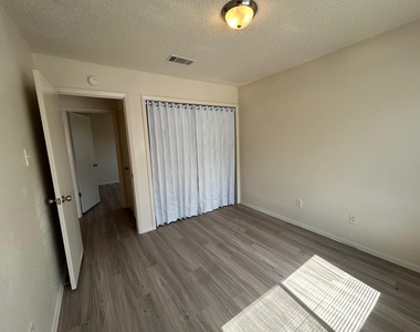 521 Greenlawn Blvd - Photo Thumbnail 12