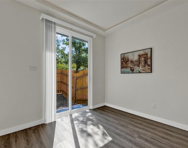 104 Creekside Trl - Photo Thumbnail 18