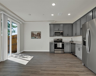104 Creekside Trl - Photo Thumbnail 14
