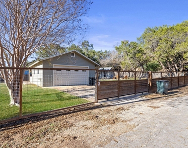 301 Hub Dr - Photo Thumbnail 1