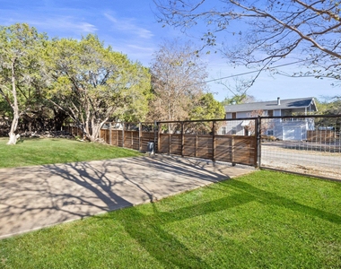 301 Hub Dr - Photo Thumbnail 14