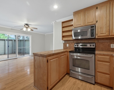 2500 Steck Ave - Photo Thumbnail 10