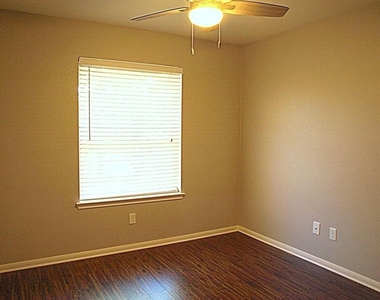 2200 Larston Ln - Photo Thumbnail 12