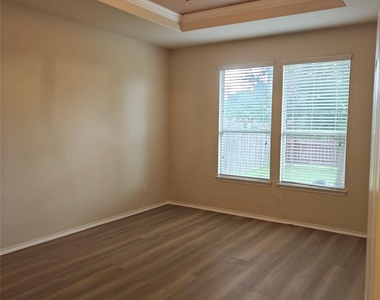 5610 Hopkins Dr - Photo Thumbnail 9