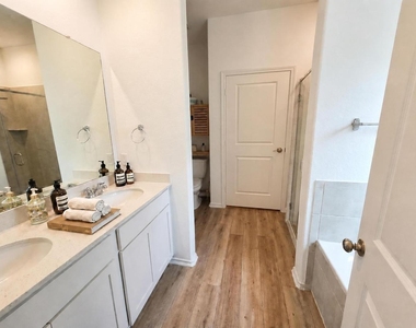 208 Wolf Springs Rd - Photo Thumbnail 12