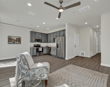 104 Creekside Trl - Photo Thumbnail 11