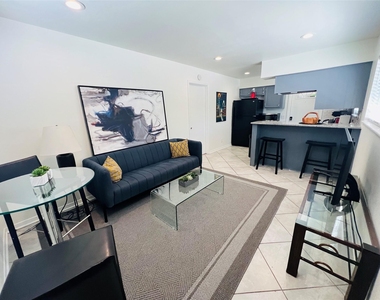 1715 Bluebonnet Ln - Photo Thumbnail 3
