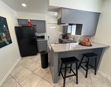 1715 Bluebonnet Ln - Photo Thumbnail 5