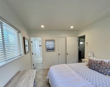 1715 Bluebonnet Ln - Photo Thumbnail 7