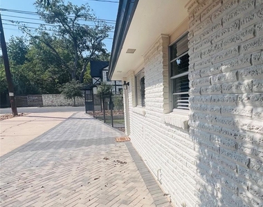 1715 Bluebonnet Ln - Photo Thumbnail 11