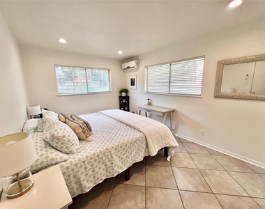 1715 Bluebonnet Ln - Photo Thumbnail 8