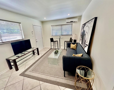 1715 Bluebonnet Ln - Photo Thumbnail 4