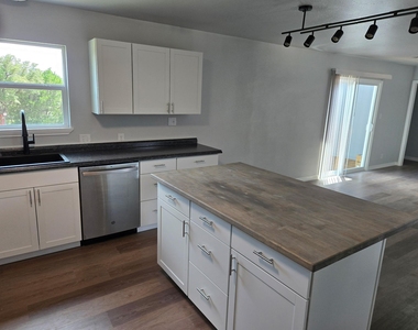 22101 Four Hundred Ave - Photo Thumbnail 5