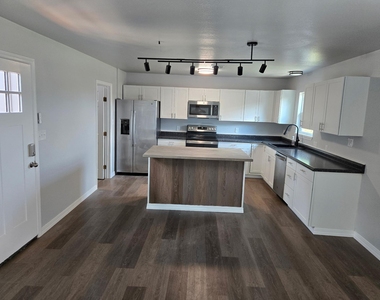 22101 Four Hundred Ave - Photo Thumbnail 3