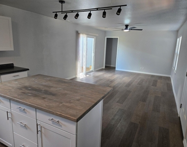 22101 Four Hundred Ave - Photo Thumbnail 1
