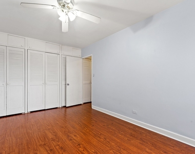 4950 N Marine Drive - Photo Thumbnail 12