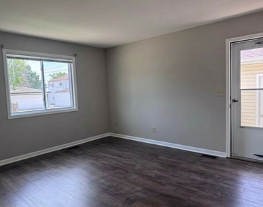 1353 Lakeview Avenue - Photo Thumbnail 3