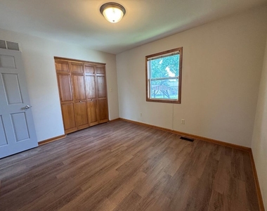 1353 Lakeview Avenue - Photo Thumbnail 5