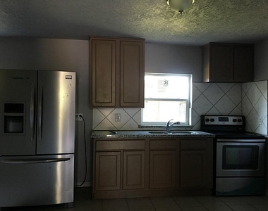 602 Illinois Street - Photo Thumbnail 4
