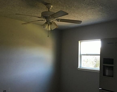 602 Illinois Street - Photo Thumbnail 2