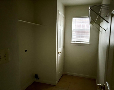 4725 10th Street - Photo Thumbnail 6