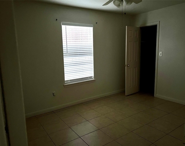 4725 10th Street - Photo Thumbnail 3