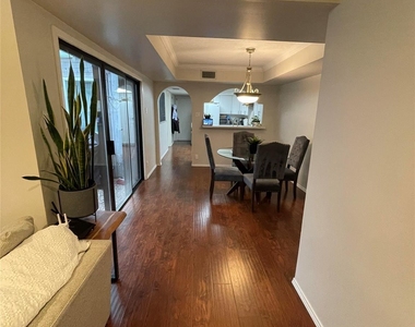 4523 Acacia Street - Photo Thumbnail 2