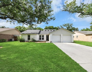 1104 N Heron Drive - Photo Thumbnail 1