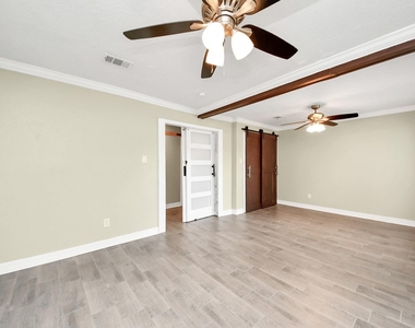 1104 N Heron Drive - Photo Thumbnail 15