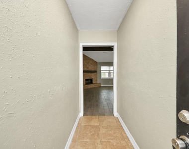 1104 N Heron Drive - Photo Thumbnail 2