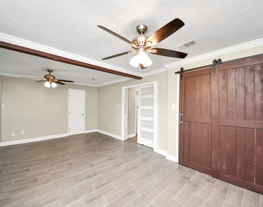 1104 N Heron Drive - Photo Thumbnail 16