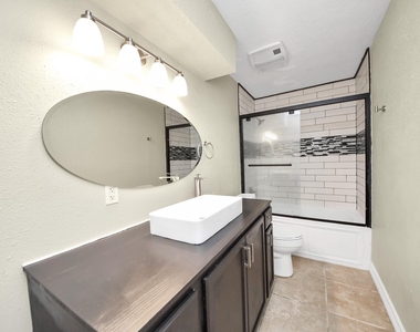 1104 N Heron Drive - Photo Thumbnail 13