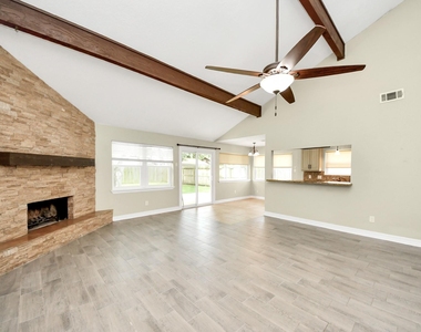 1104 N Heron Drive - Photo Thumbnail 4
