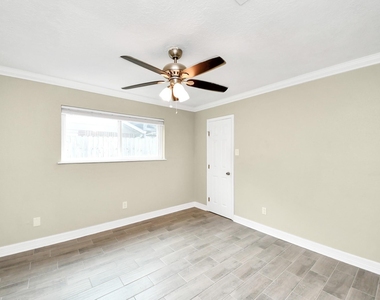 1104 N Heron Drive - Photo Thumbnail 22