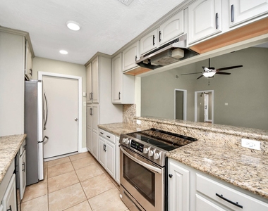 1104 N Heron Drive - Photo Thumbnail 8