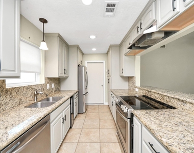 1104 N Heron Drive - Photo Thumbnail 6