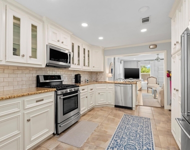 2023 Woodcrest Drive - Photo Thumbnail 10