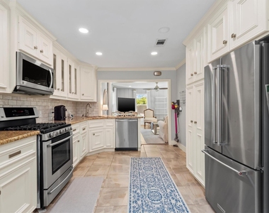 2023 Woodcrest Drive - Photo Thumbnail 9
