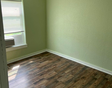 527 W 8th Street - Photo Thumbnail 4