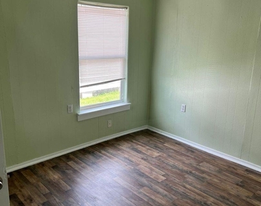 527 W 8th Street - Photo Thumbnail 7