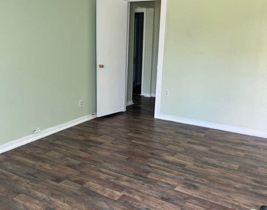 527 W 8th Street - Photo Thumbnail 2