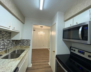 1100 Augusta Drive - Photo Thumbnail 11